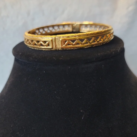 Monet RARE Bangle / Gold Gilded Look / Goldtone, Vintage, Estate, Size 8 - Picture 10 of 10